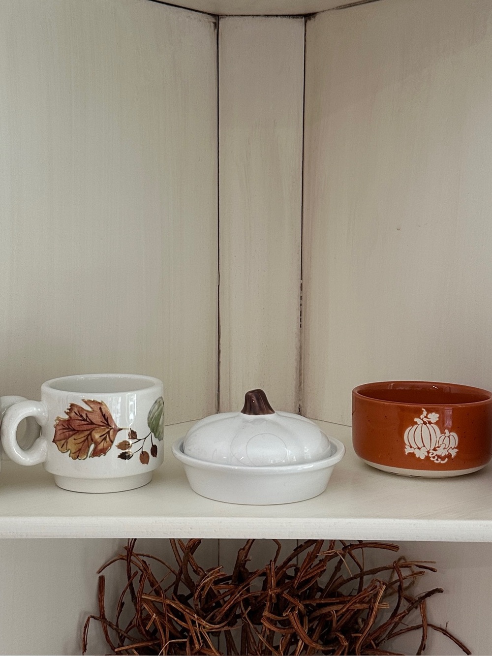 White Pumpkin Mini Pie Dish/Lid
Orange Ceramic Ramekins
2 colorful Pumpkin Mugs
